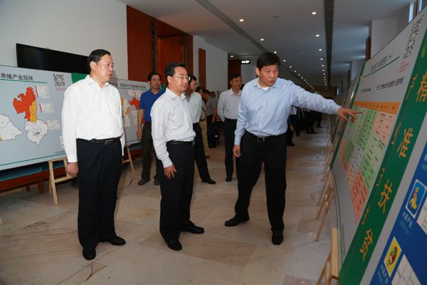 1030謝澤宇廳長（右一）向唐仁健常委、副主席（左二），張秀隆副主席（左一）介紹廣西扶貧攻堅重點區(qū)域54個縣分布情況