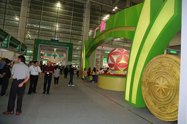 1110展館門口兩側(cè)豎著有廣西特色的大銅鼓