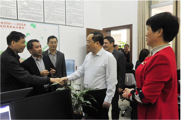 黃顯陽廳長（前右二）與全國勞模韋振聯(lián)（左一）親切握手