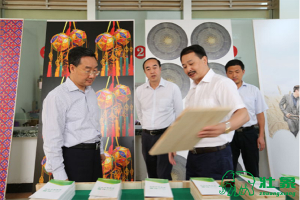 自治區(qū)副主席唐仁健等領導在聽取該公司董事長葉新忠介紹新產品及民品開發(fā)應用情況