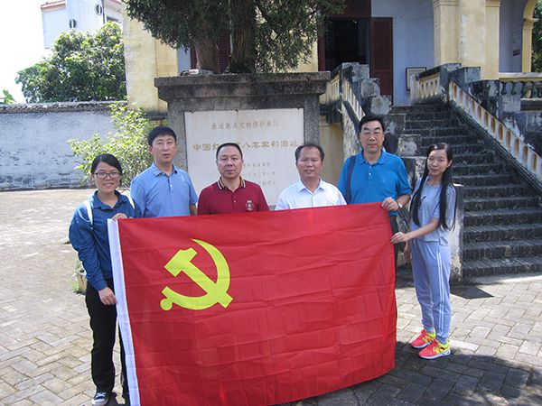 在紅八軍軍部舊址前的合影