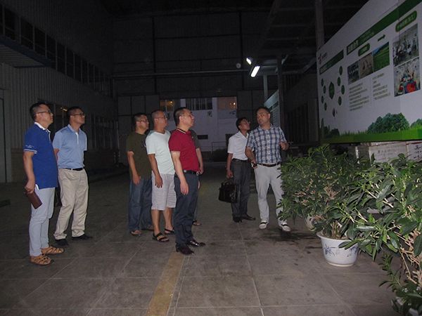 廣西致善餐飲管理有限公司總經(jīng)理廖方欣（右一）在介紹公司發(fā)展情況