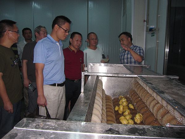 觀看中央廚房食材加工處理工序演示