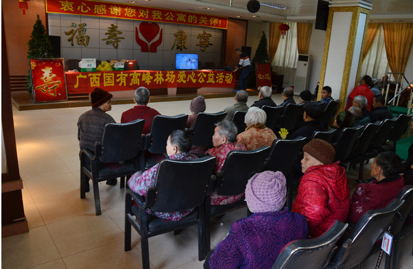高峰林場(chǎng)將白菜贈(zèng)送給敬老院