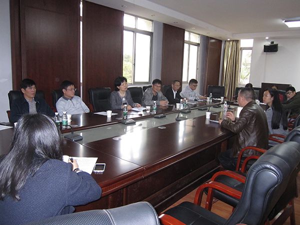 岳鳳軍主席在聽取協(xié)會秘書長匯報(網(wǎng)站用) 岳鳳軍主席在聽取協(xié)會秘書長匯報(網(wǎng)站用)