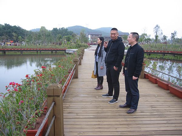 參觀櫻花園景區(qū) 參觀櫻花園景區(qū)