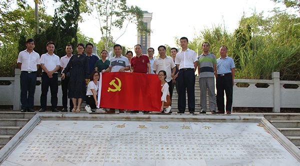 參觀二都暴動遺址合影