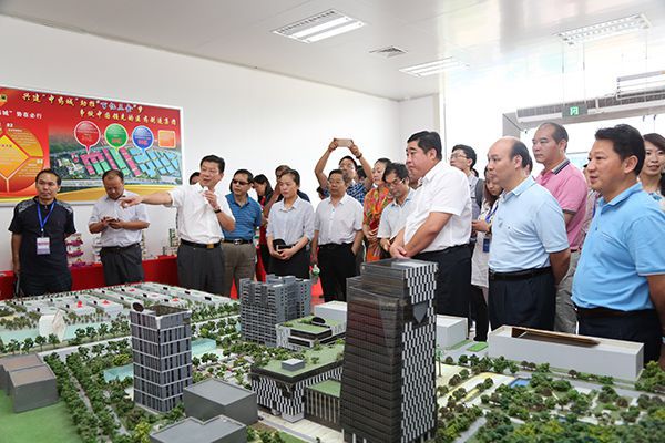 農(nóng)業(yè)部領(lǐng)導(dǎo)到協(xié)會(huì)會(huì)長(zhǎng)單位參觀(guān)考察