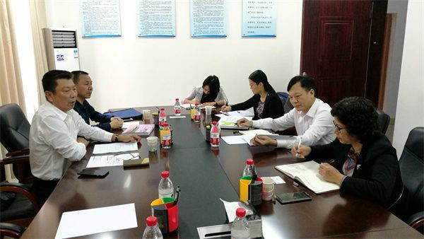 協(xié)會(huì)會(huì)長(zhǎng)王許飛向工商聯(lián)副主席吳振秋作專(zhuān)題匯報(bào)